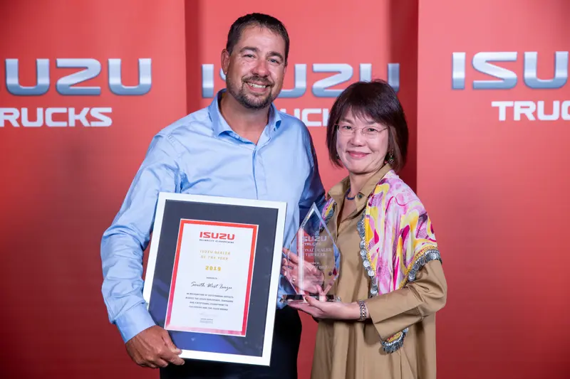 South-West-Isuzu_Dealer-of-the-Year_Darren-Sprigg-with-Hiroko-Yaguchi-2100x1400-327346ed-9e86-41f4-b8c0-1efd00cdd716.jpg